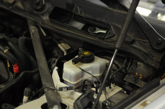 2007 BMW e90 335i Brake hydraulic fluid service light maintenance reminder flush reservoir dirty old level sensor DOT 4 master cylinder