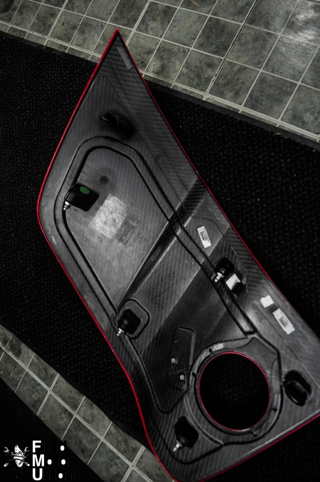 Audi-R8-Side-Panel-Wrap-and-carbon-fiber-spoiler-mount-3